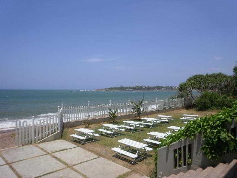 Peacock Beach Hotel Хамбантота Экстерьер фото