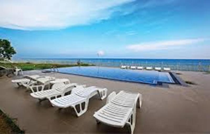 Peacock Beach Hotel Хамбантота Экстерьер фото