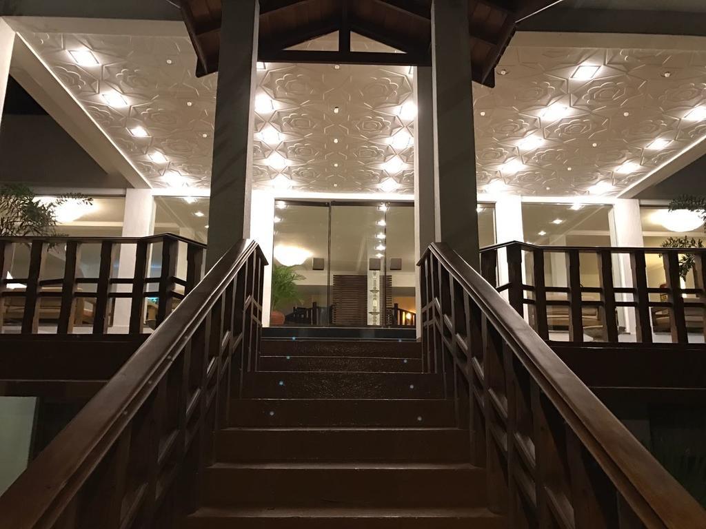 Peacock Beach Hotel Хамбантота Экстерьер фото