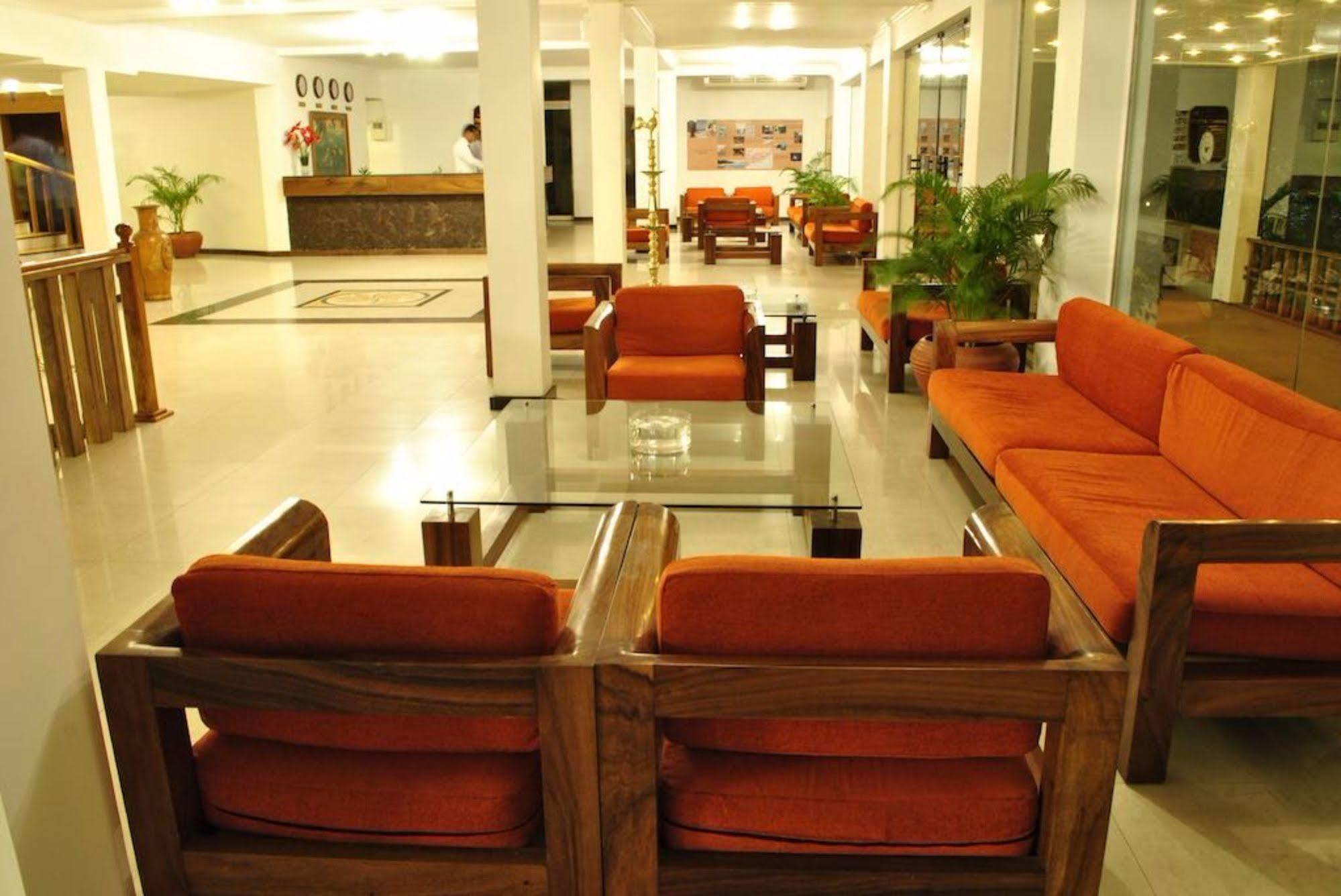 Peacock Beach Hotel Хамбантота Экстерьер фото