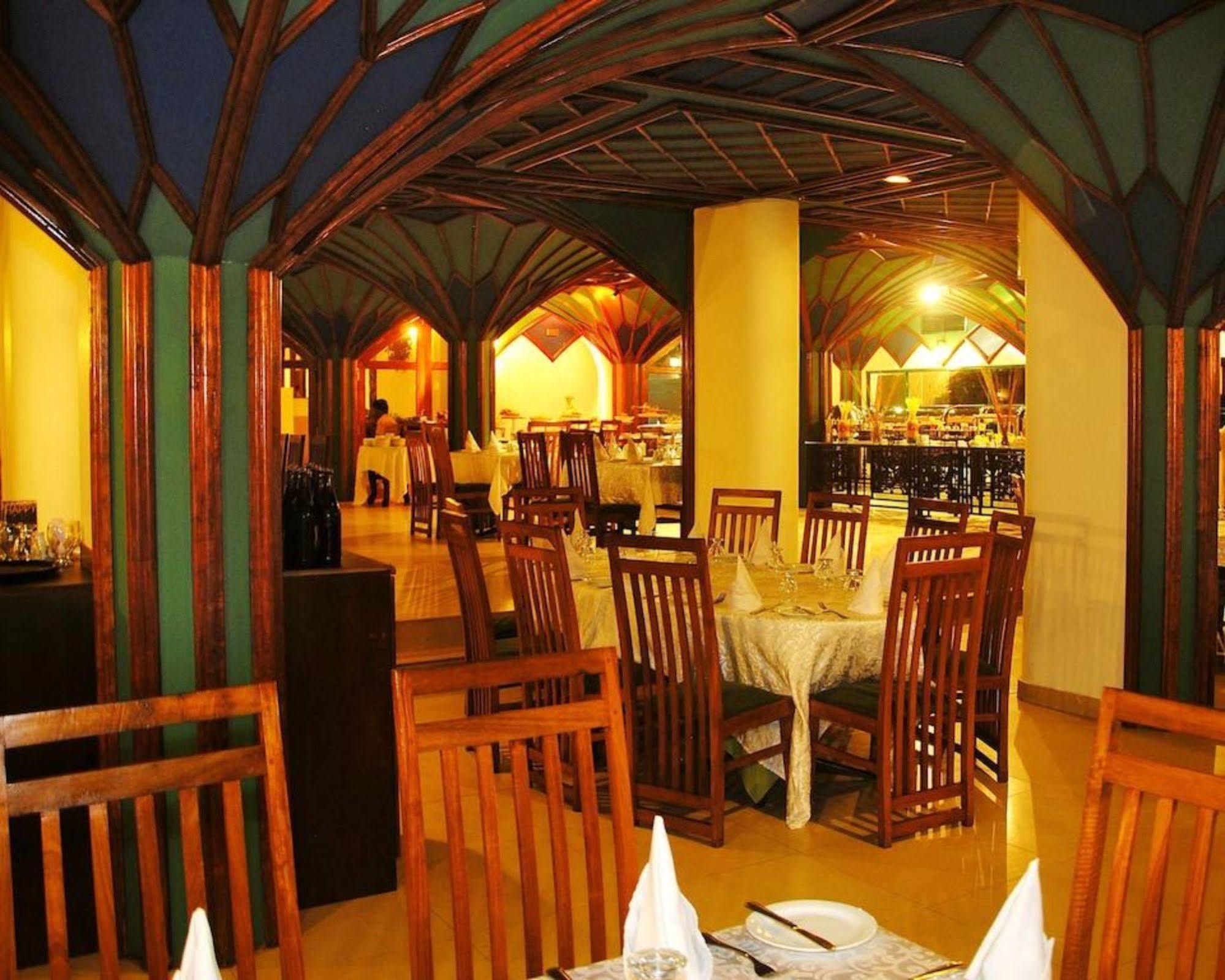 Peacock Beach Hotel Хамбантота Экстерьер фото