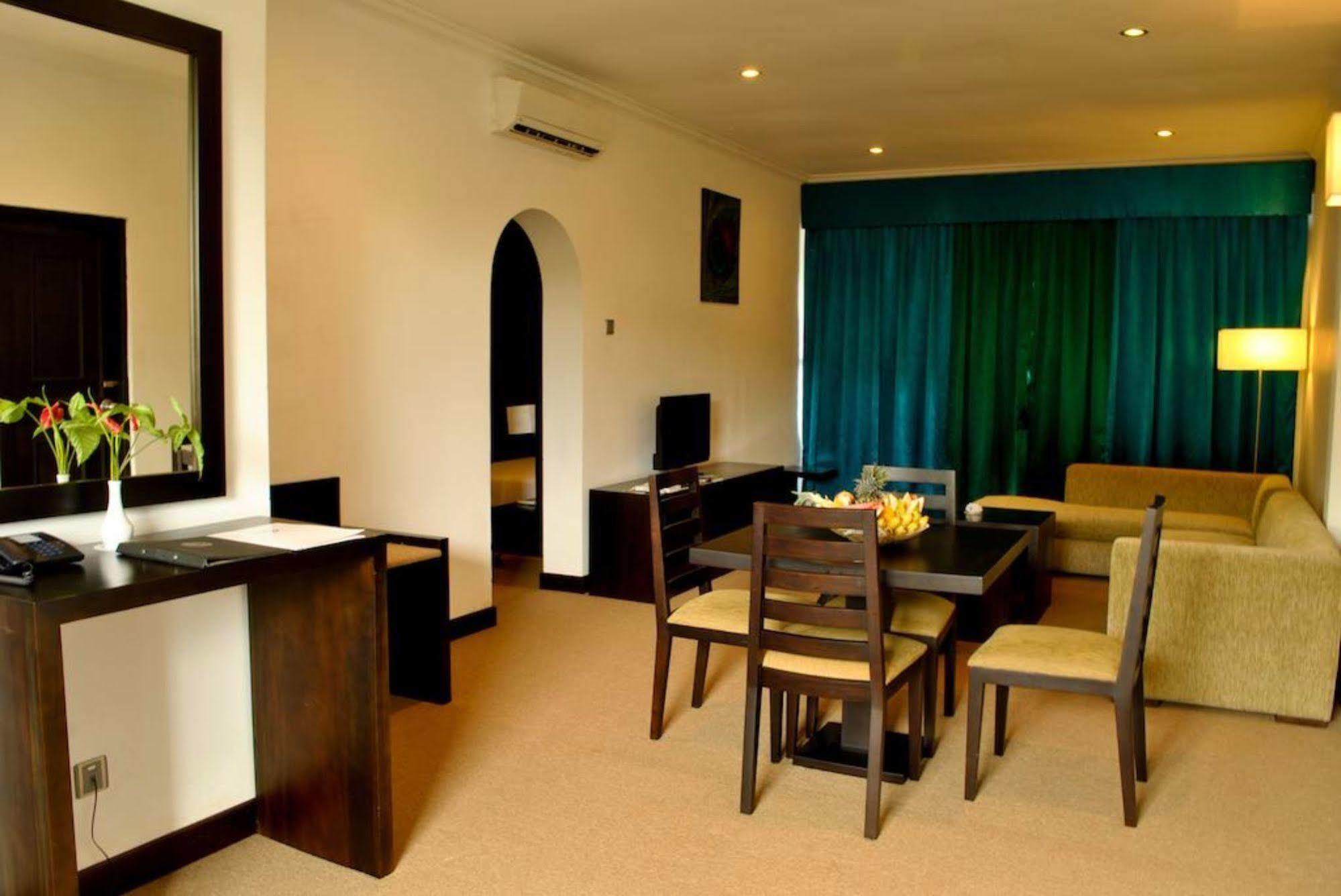 Peacock Beach Hotel Хамбантота Экстерьер фото