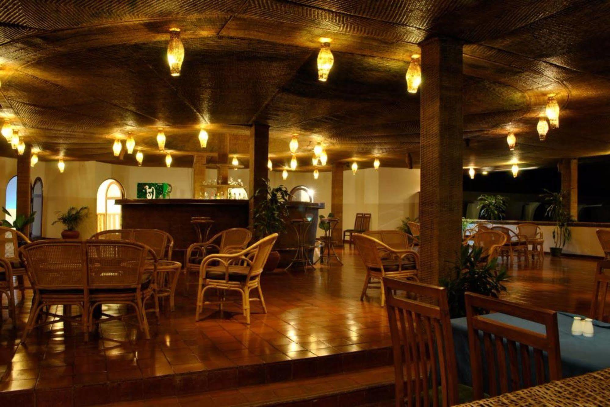 Peacock Beach Hotel Хамбантота Экстерьер фото