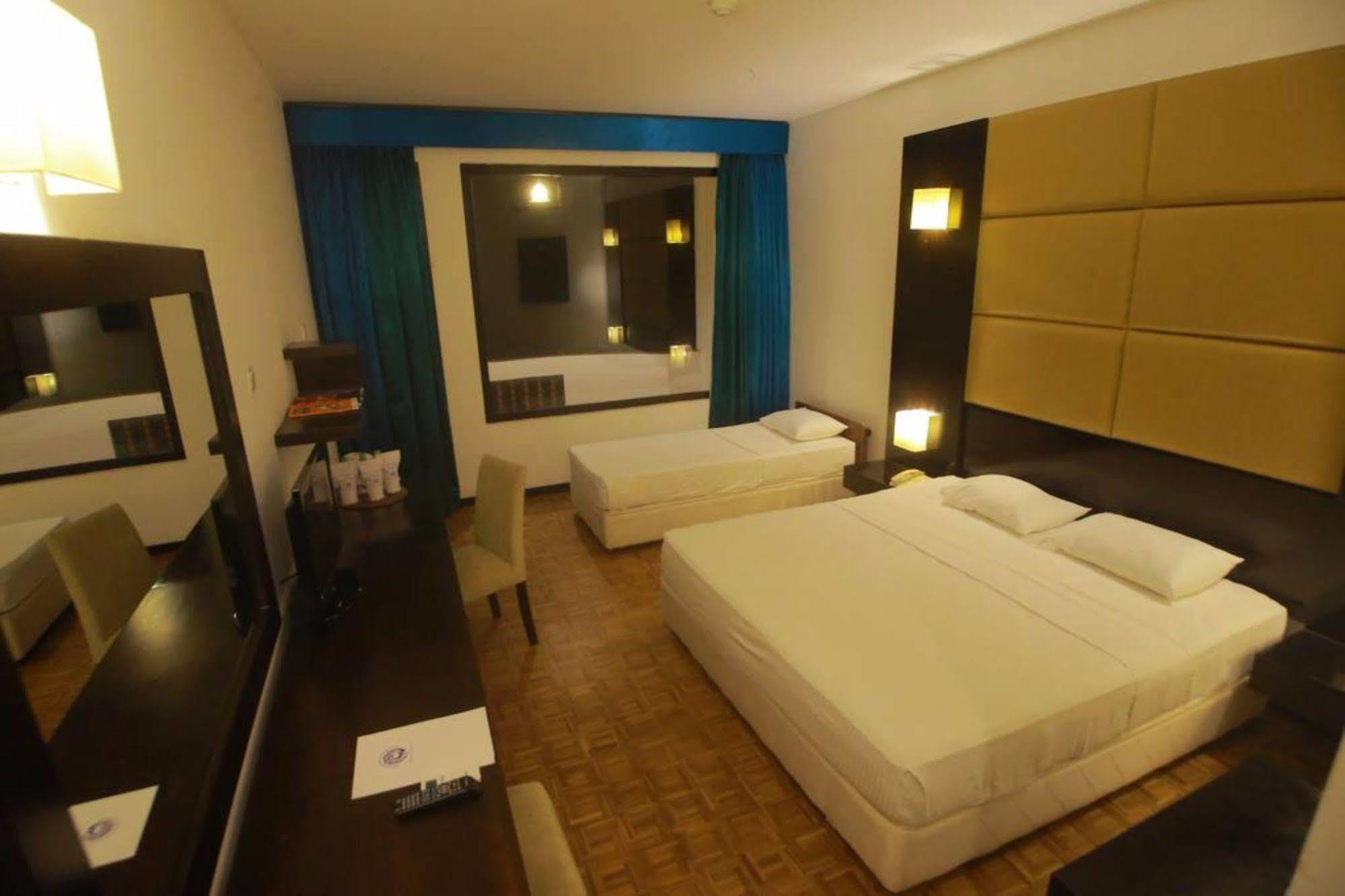 Peacock Beach Hotel Хамбантота Экстерьер фото