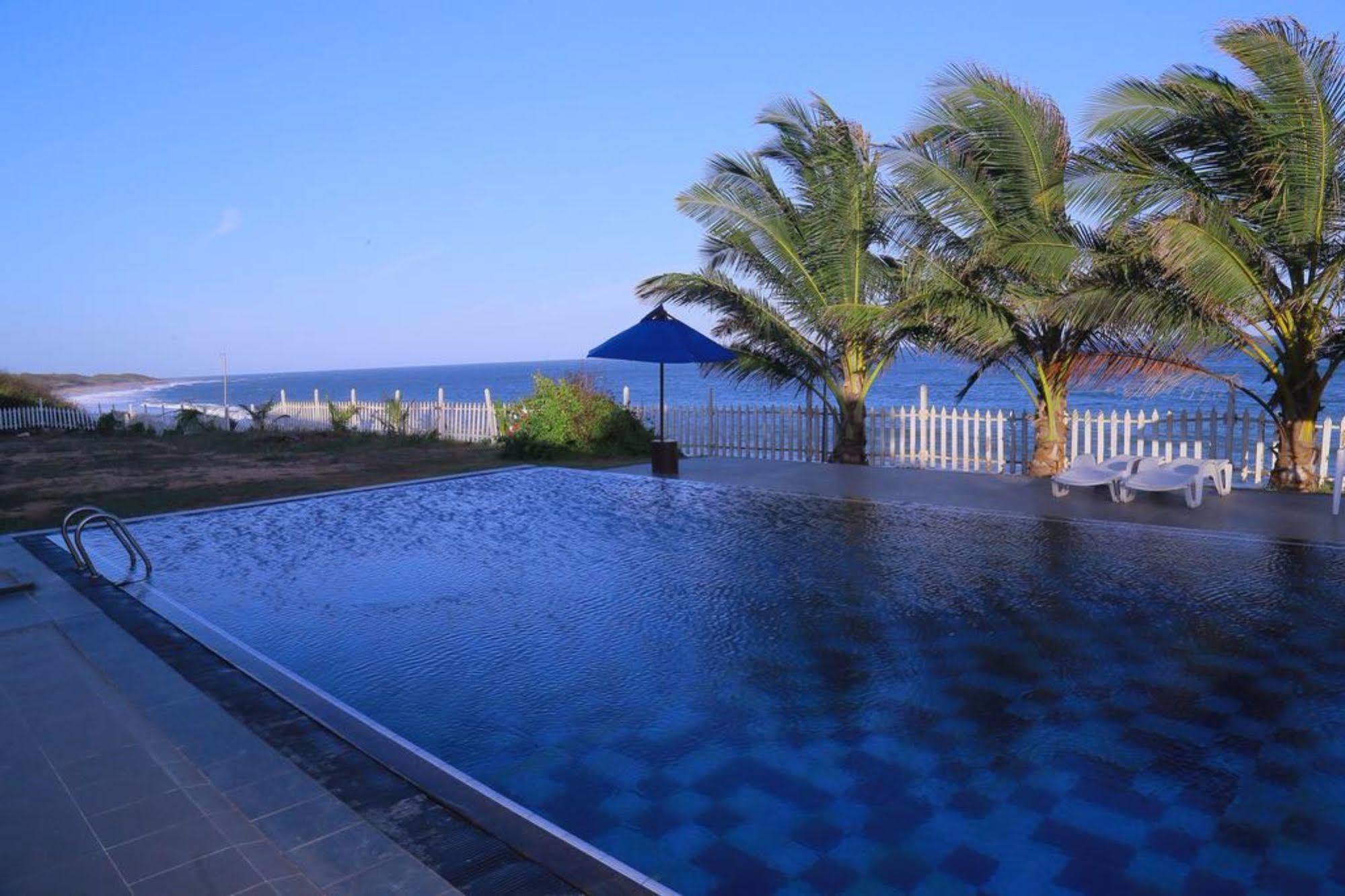 Peacock Beach Hotel Хамбантота Экстерьер фото
