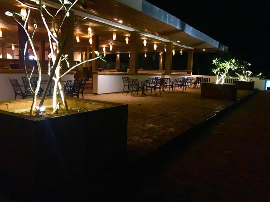 Peacock Beach Hotel Хамбантота Экстерьер фото