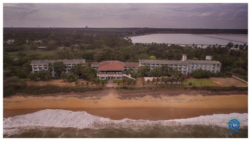 Peacock Beach Hotel Хамбантота Экстерьер фото